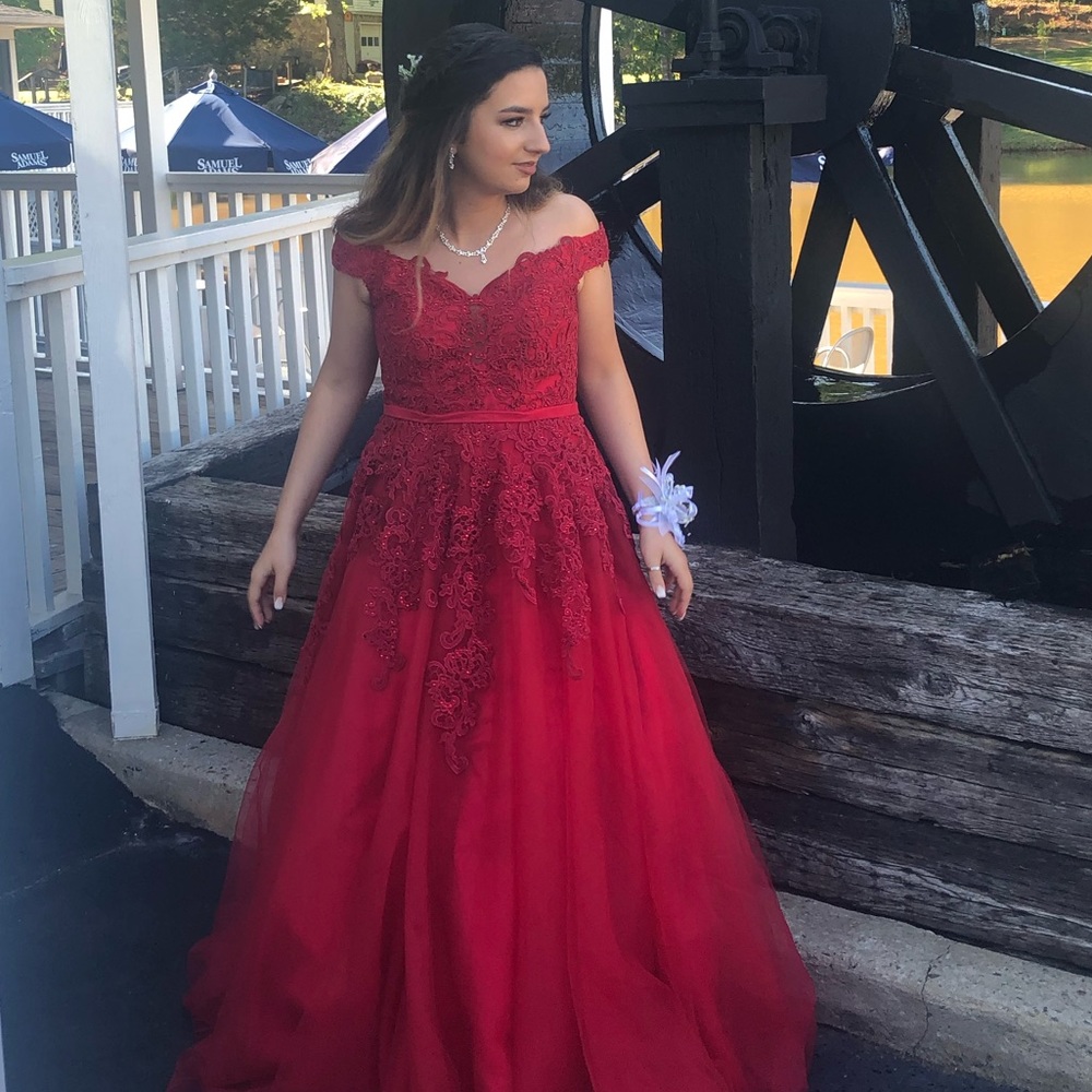 Adjustable back so it can fit most sizes!